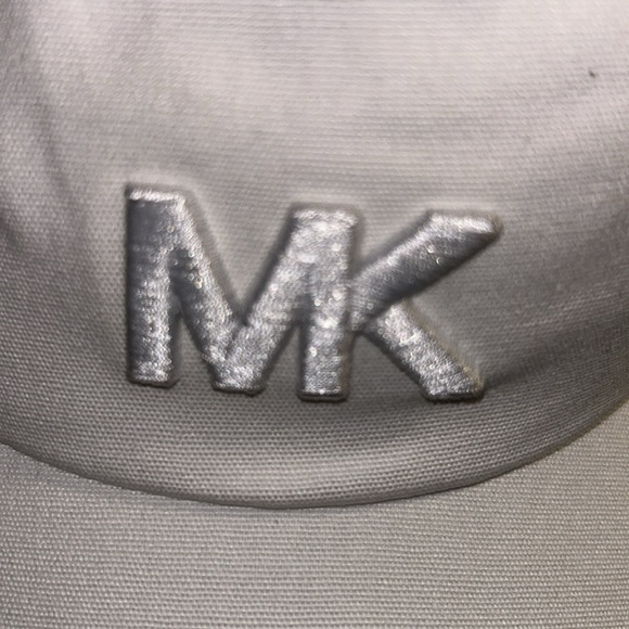 Micheal kors hat. - Picture 5 of 5